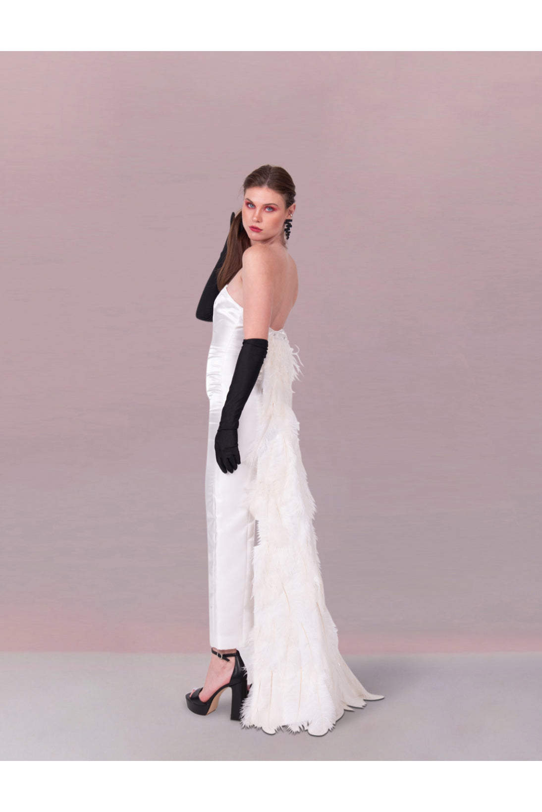 FEATHERED ELEGANCE VEIL